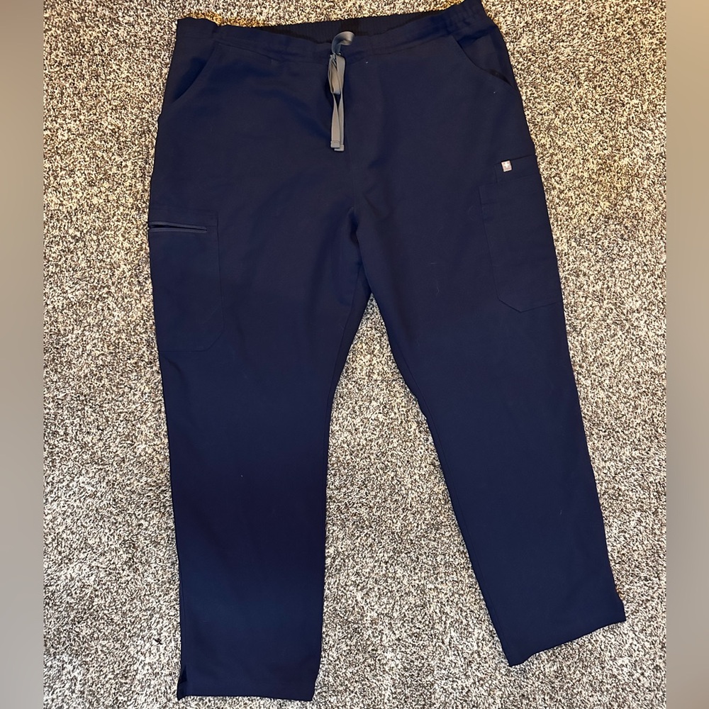 Figs Women's Straight Leg Scrub Pants in Navy